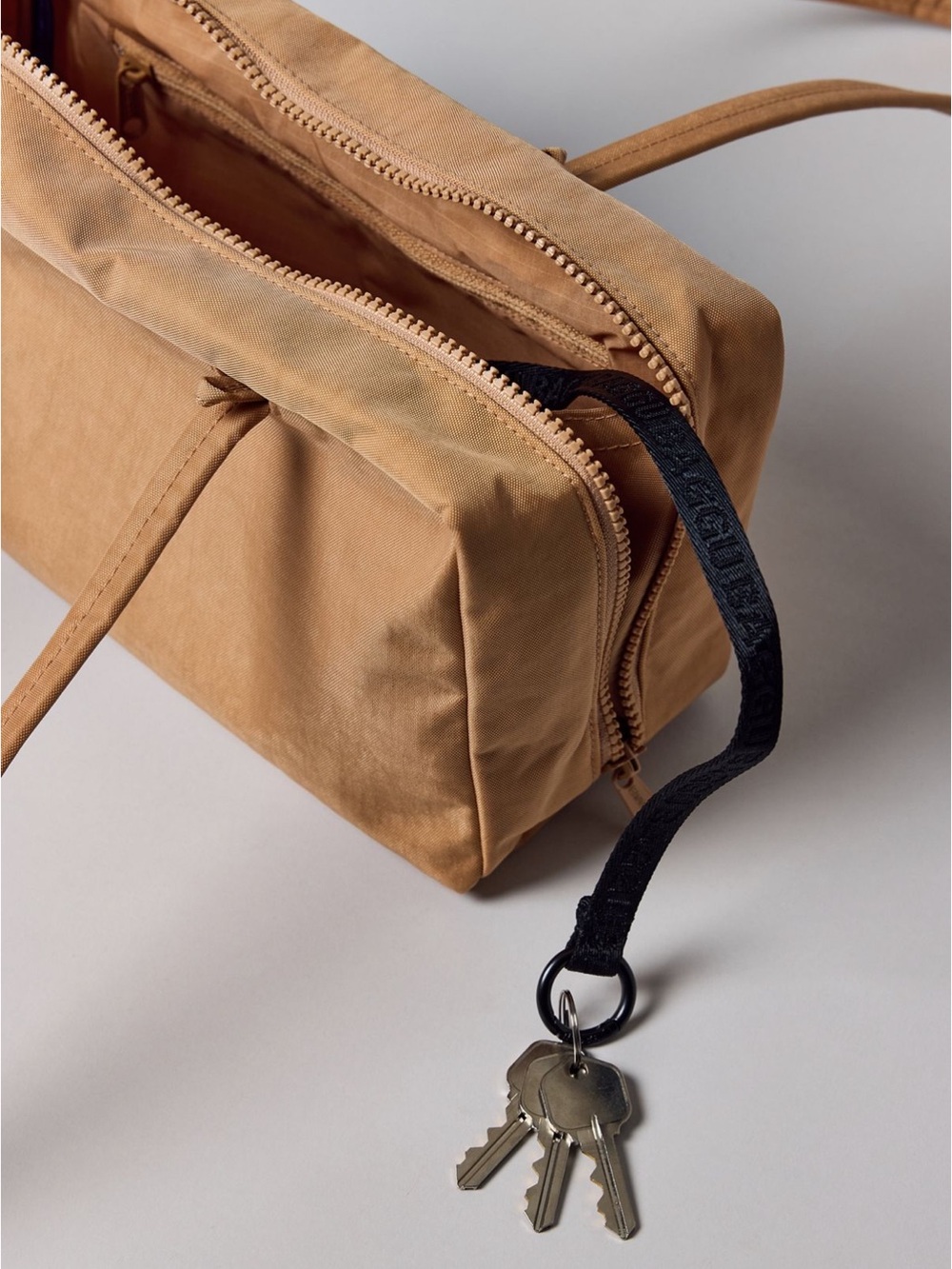 UO Exclusive BAGGU nylon bowler desert apricot tan - Picture 3 of 4
